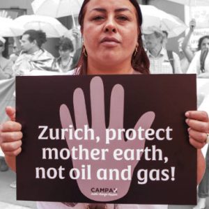 Aktivistin aus Südamerika vor dem Eingang der Zurich Insurance